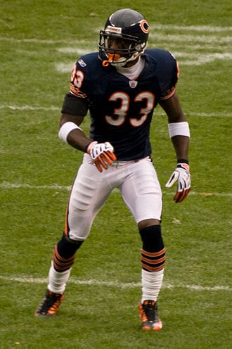 Ex-NFL star who joined FBI quits over ICE raids